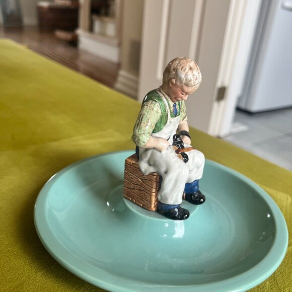 Vintage Beswick England Shoemaker Figurine for Timpson Fine Shoes c.1965 - Picture 9 of 10